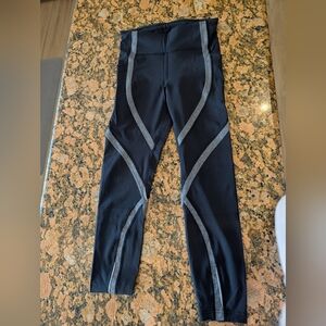 Lululemon Wild Twist 7/8 Tight is designed with sweat-wicking fabric